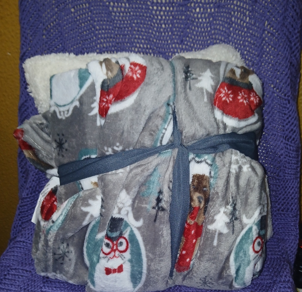 Pillow & Throw - Picture 2 of 3